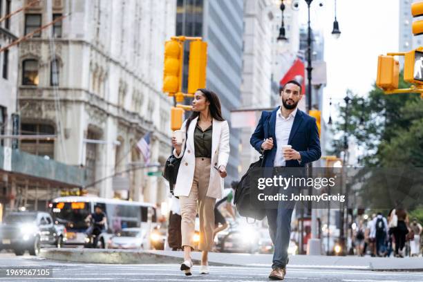 manhattan business people on the way home after work - dichterbij komen stockfoto's en -beelden