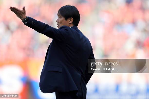 Head coach Fumitake Miura of Albirex Niigata gives the team instruction during the J.League J1 match between Albirex Niigata and Kashiwa Reysol at...