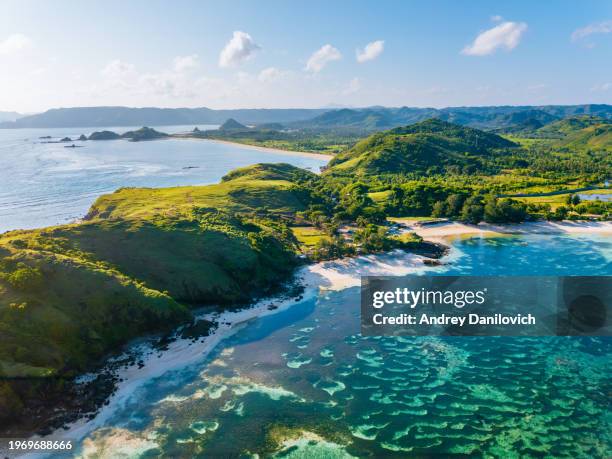 vue aérienne d’une île verdoyante entourée d’eaux turquoises claires, lombok. - indonésien photos et images de collection