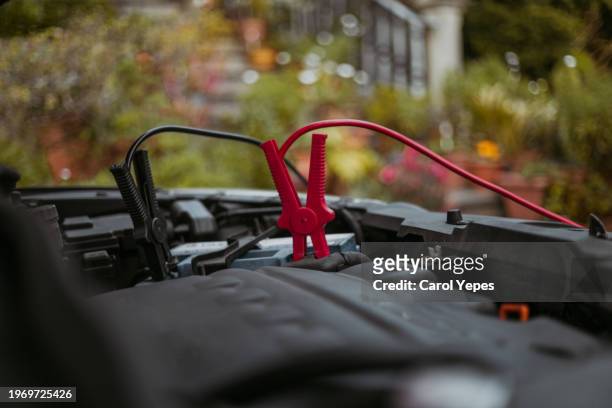 charging car battery with cocrodrile clips - starthilfe stock-fotos und bilder