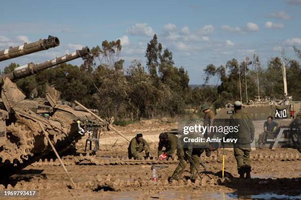 Tank Track Border 1,285 Qatar Border Stock Photos, High-Res Pictures, and Images - Getty ...