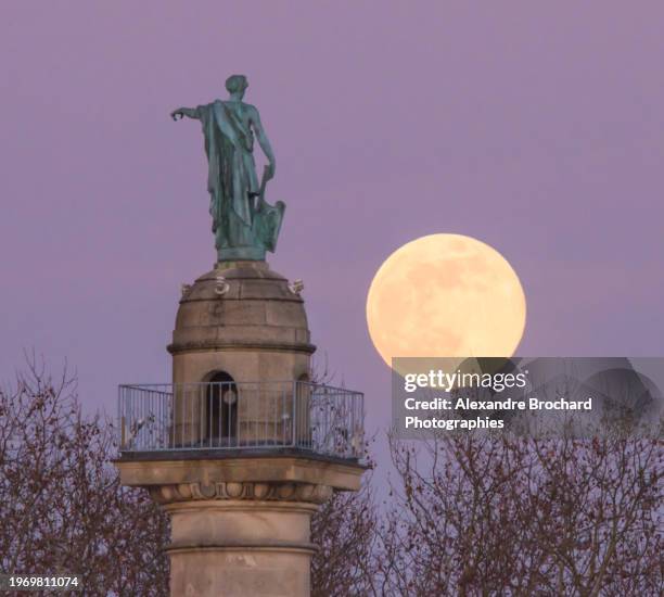 full moon on bordeaux monuments - hipostómio imagens e fotografias de stock