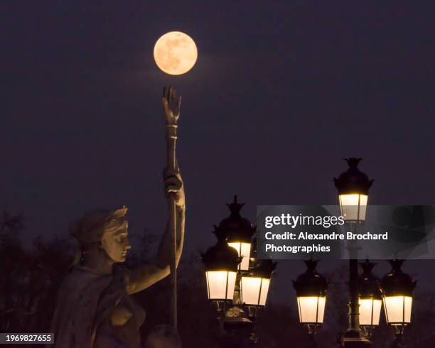full moon on bordeaux monuments - hypostom stock-fotos und bilder
