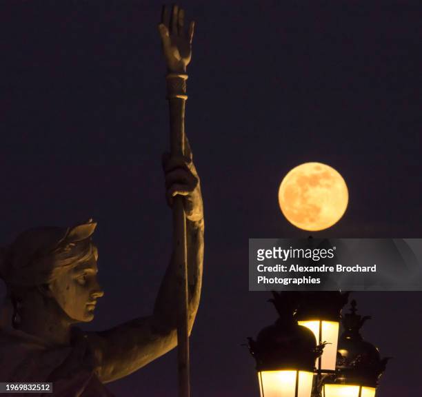 full moon on bordeaux monuments - hypostome stock pictures, royalty-free photos & images