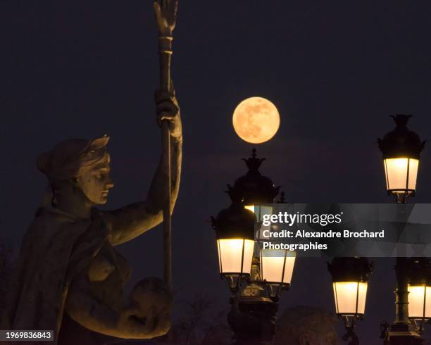 full moon on bordeaux monuments - hipostómio imagens e fotografias de stock