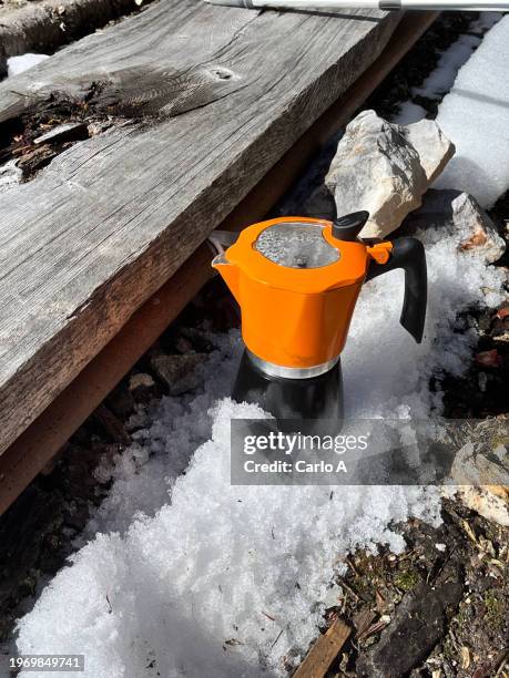 moka pot for coffee in the snow - moka pot stockfoto's en -beelden