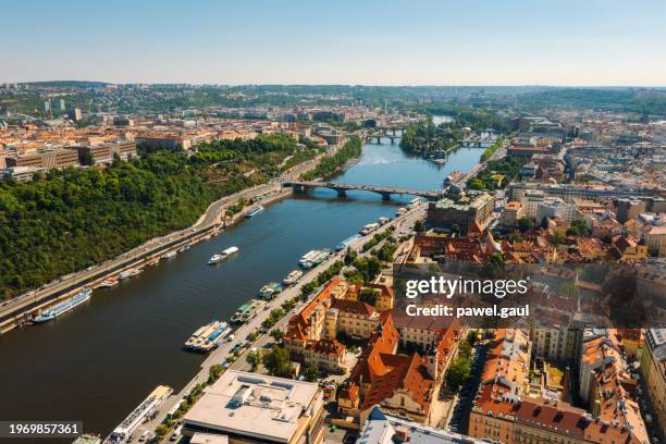 ciudad de praga con el río moldava república checa aéreo - bohemia czech republic fotografías e imágenes de stock