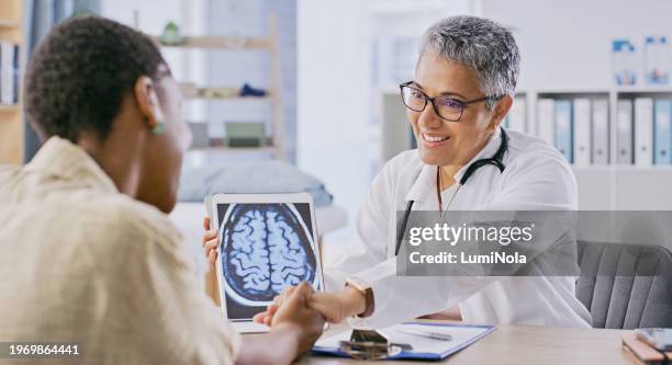 tablet, unterstützung und gehirnscan, arzt mit patient in der praxis und röntgenbild auf dem bildschirm für ergebnisse, diagnose und gesundheitsversorgung. menschen im krankenhaus, händchen halten für trost, neurologie und medizin mit vertrauen - gehirnchirurgie stock-fotos und bilder