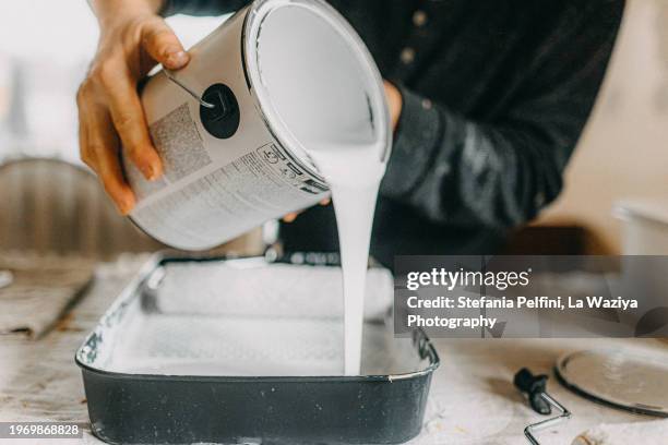 pouring paint to paint tray - vaschetta per pittura foto e immagini stock