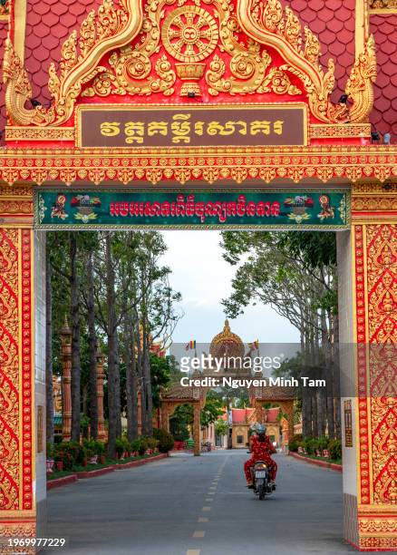 xiem can pagoda, the most beautiful khmer pagoda in bac lieu province - architect in landscape stock pictures, royalty-free photos & images