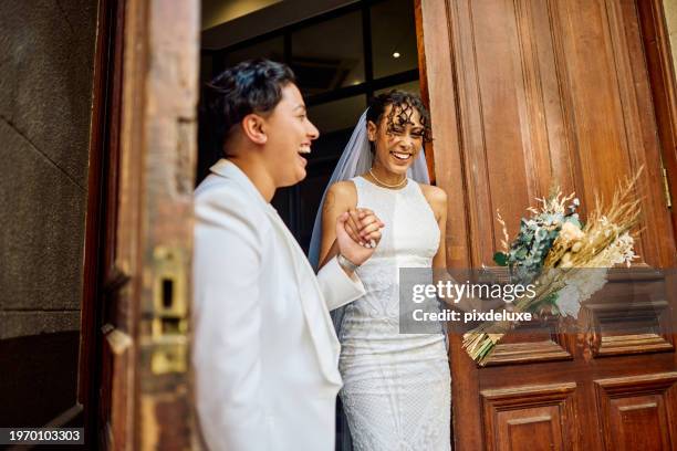 pareja lgbtqia celebrando su amor con una boda elopement en la ciudad. - weding fotografías e imágenes de stock