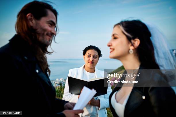 pareja alternativa que celebra su amor con una boda elopement en un hermoso entorno. - promesas de matrimonio fotografías e imágenes de stock