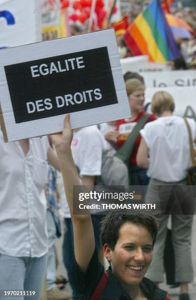 Une personne brandit un écriteau en faveur des homosexuels, le 15 juin 2002 à Strasbourg dans le cadre de la première Gay pride jamais organisée dans...