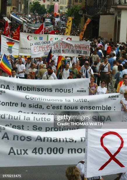 Plus d'un millier de personnes défilent le 15 juin 2002 dans les rues de Strasbourg lors de la première Gay pride jamais organisée dans la capitale...