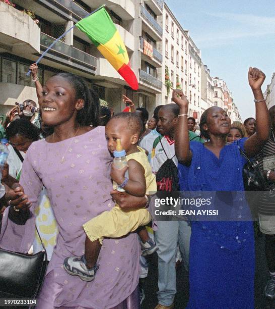 Des supportrices de l'équipe de football du Sénégal célèbrent la victoire de leur équipe en dansant, le 16 juin 2002 dans le quartier de Barbès à...