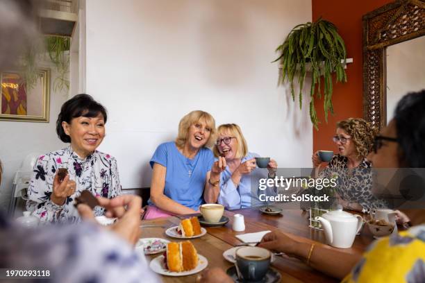 women's stylish meet up over coffee - dessert coffee drink stock pictures, royalty-free photos & images