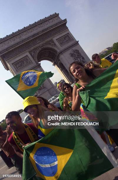 Des supporteurs brésiliens fêtent la victoire de leur équipe le 17 juin 2002 devant l'Arc de Triomphe à Paris. Le Brésil s'est qualifié pour les...