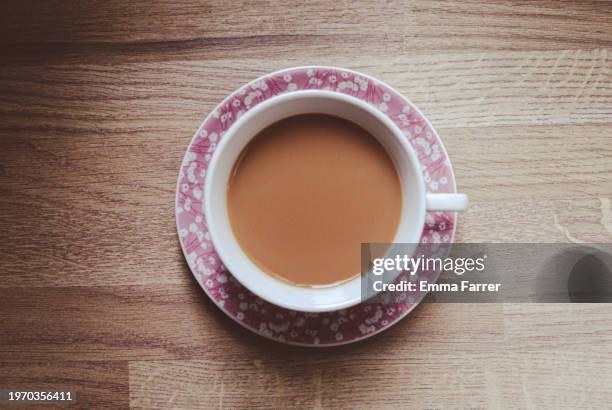 cup of tea - tea cup overhead view photos et images de collection