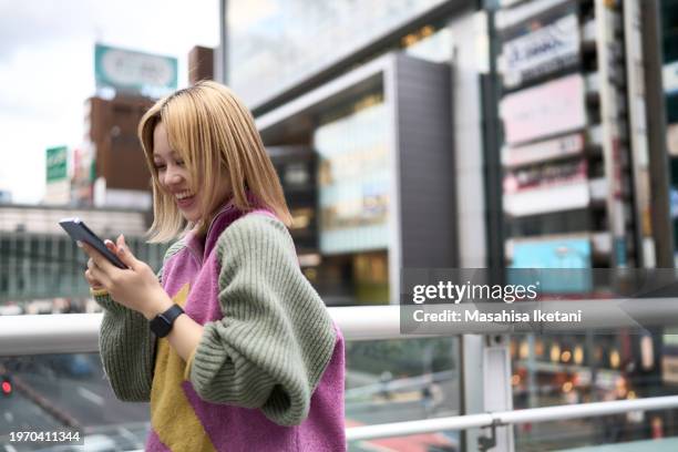 connectivity- individuals with digital devices - 渋谷 stockfoto's en -beelden