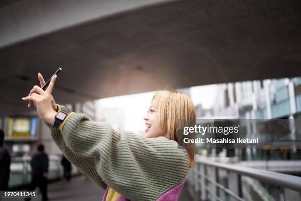 connectivity- individuals with digital devices - 渋谷 stockfoto's en -beelden