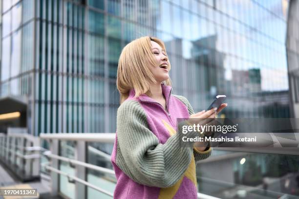 connectivity- individuals with digital devices - 渋谷 stockfoto's en -beelden