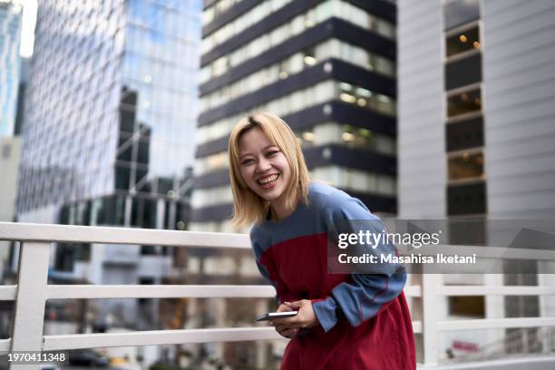 connectivity- individuals with digital devices - 渋谷 stockfoto's en -beelden