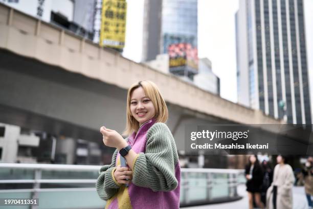 connectivity- individuals with digital devices - 渋谷 stockfoto's en -beelden