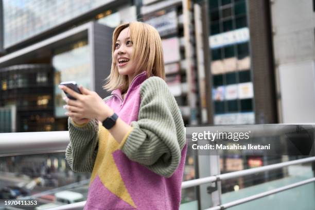 connectivity- individuals with digital devices - 渋谷 stockfoto's en -beelden