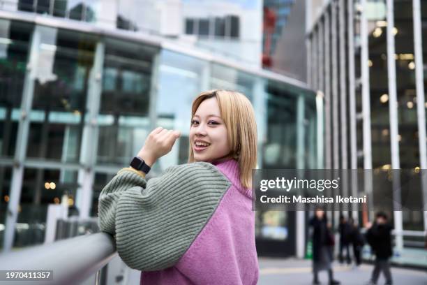 connectivity- individuals with digital devices - 渋谷 stockfoto's en -beelden