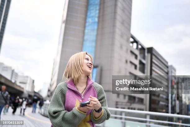 connectivity- individuals with digital devices - 渋谷 stockfoto's en -beelden