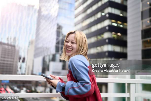 connectivity- individuals with digital devices - 渋谷 stockfoto's en -beelden