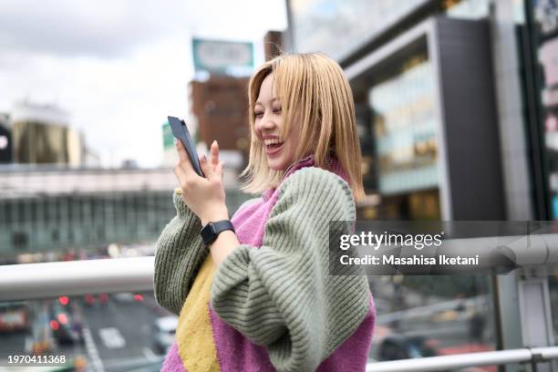 connectivity- individuals with digital devices - 渋谷 stockfoto's en -beelden