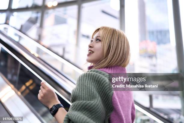 connectivity- individuals with digital devices - 渋谷 stockfoto's en -beelden