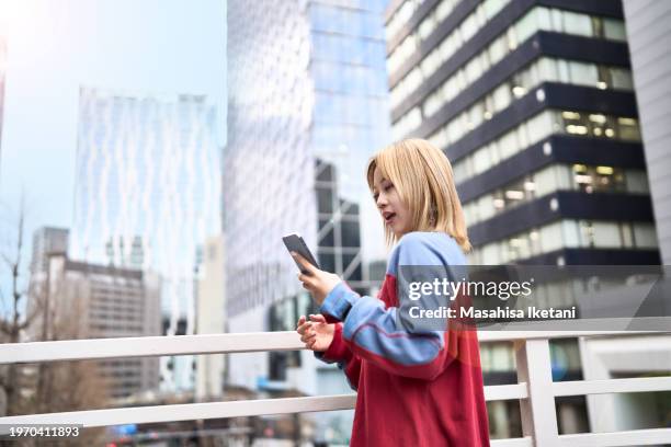 connectivity- individuals with digital devices - 渋谷 foto e immagini stock