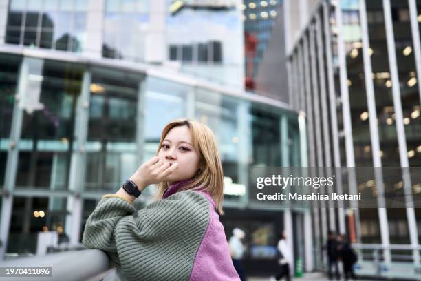 connectivity- individuals with digital devices - 渋谷 stockfoto's en -beelden