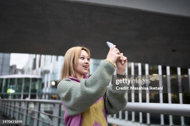 connectivity- individuals with digital devices - 渋谷 stockfoto's en -beelden