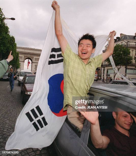 Des supporters de la Corée expriment leur joie, le 18 juin 2002 sur les Champs Elysées à Paris, à l'issue du match qui opposait l'Italie à la Corée...