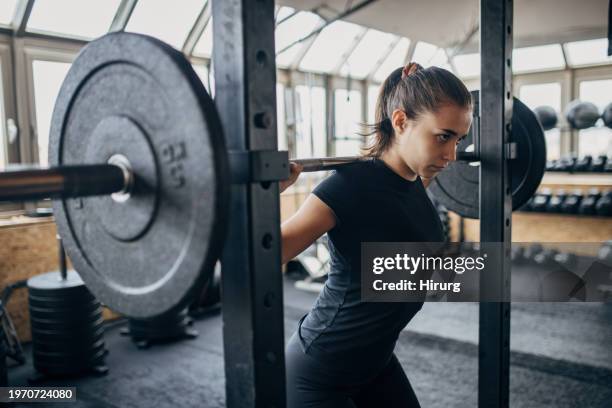 woman weightlifting - levantamiento de pesas femenino fotografías e imágenes de stock