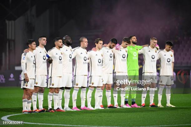 Roma players attend a minute of silence in memory of Gigi Riva before the Serie A TIM match between US Salernitana and AS Roma - Serie A TIM at...