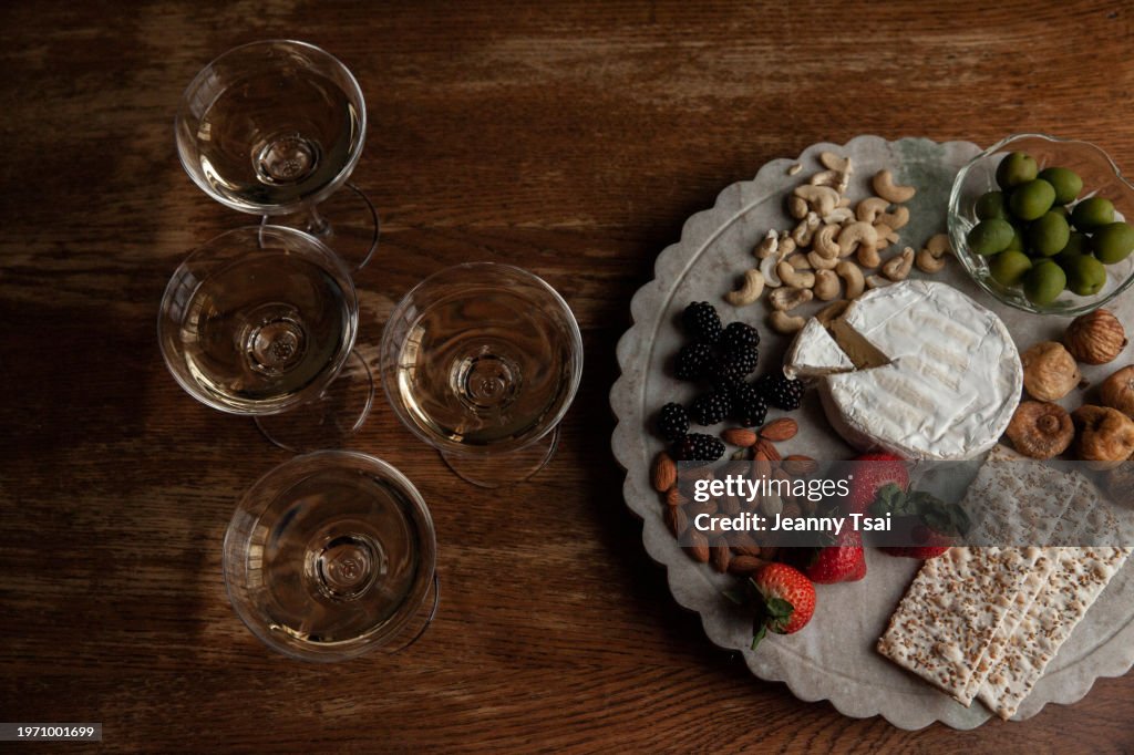 Quatro taças cupê de champanhe com aperitivos