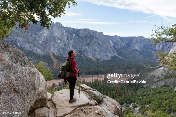 frau beim wandern im yosemite-nationalpark - yosemite stock-fotos und bilder