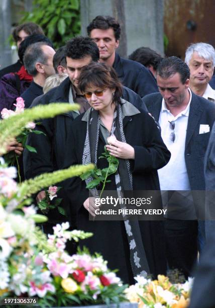 La chanteuse belge Maurane se recueille le 18 juin 2001 au cimetière de Montmartre à Paris devant le cercueil de la chanteuse américaine Carole...