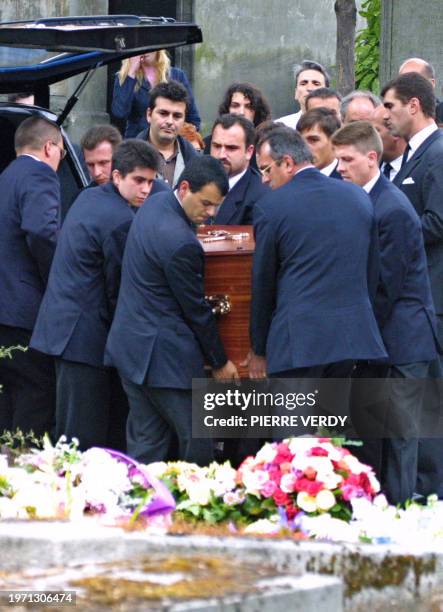 Le cercueil de la chanteuse américaine Carole Fredericks est porté en terre le 18 juin 2001 en présence de proches et d'amis, au cimetière de...