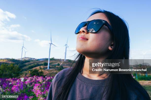 the happiness young woman with sunglasses - crazy holiday models stock-fotos und bilder