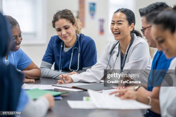 medical professionals team meeting - estudante de medicina imagens e fotografias de stock