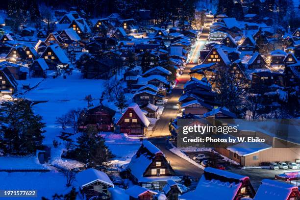 gassho-zukuri in shirakawa-go - 岐阜 fotografías e imágenes de stock