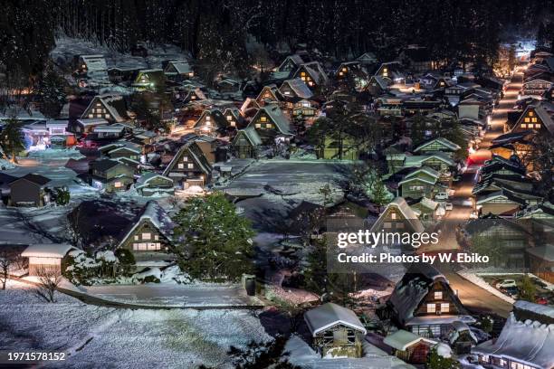 gassho-zukuri in shirakawa-go - 岐阜 fotografías e imágenes de stock