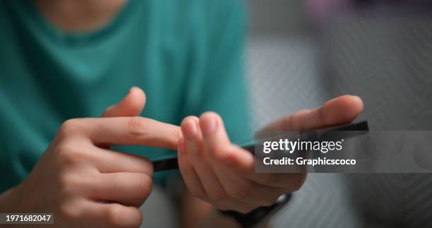 donna asiatica che tiene lo smartphone per controllare il lavoro o fissare un appuntamento e utilizzare l'applicazione. - whatsapp foto e immagini stock