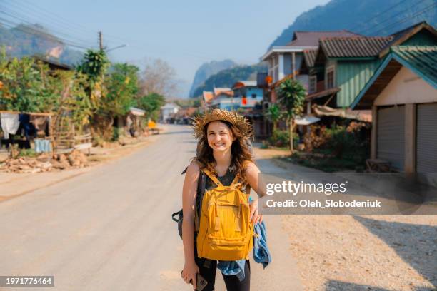 woman traveling with backpack in southeast asia - sabbatical stockfoto's en -beelden