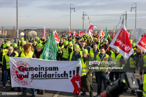 February 2024, Hesse, Wiesbaden: Strikers from the federal states of Hesse, Rhineland-Palatinate and Saarland gather for a rally on the Theodor-Heuss...